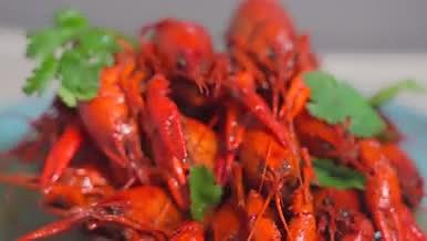 麻辣、蒜香小龙虾美食剥虾过程高清视频4K视频的预览图